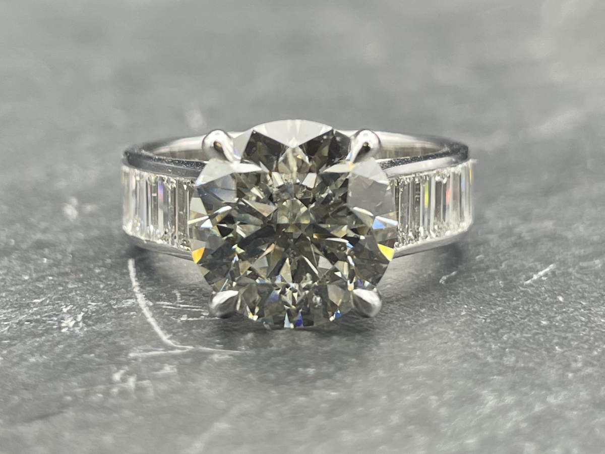 BAGUE DIAMANT 4 CARATS AVEC DIAMANTS BAGUETTE