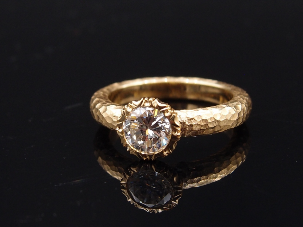 BAGUE DIAMANT OR JAUNE MARTELÉE