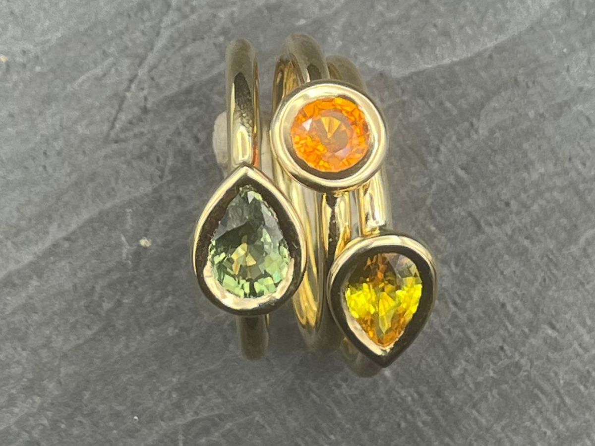 TRIO DE BAGUES EMPILABLES EN SAPHIRS DE COULEUR