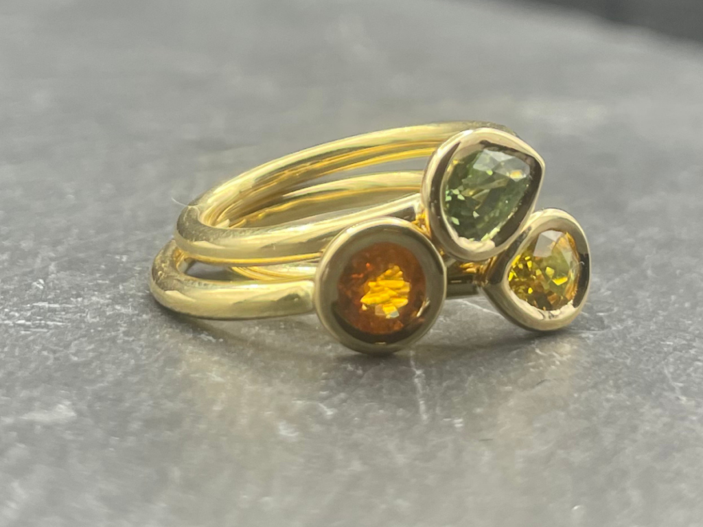 bague or jaune saphirs orange, jaune et vert