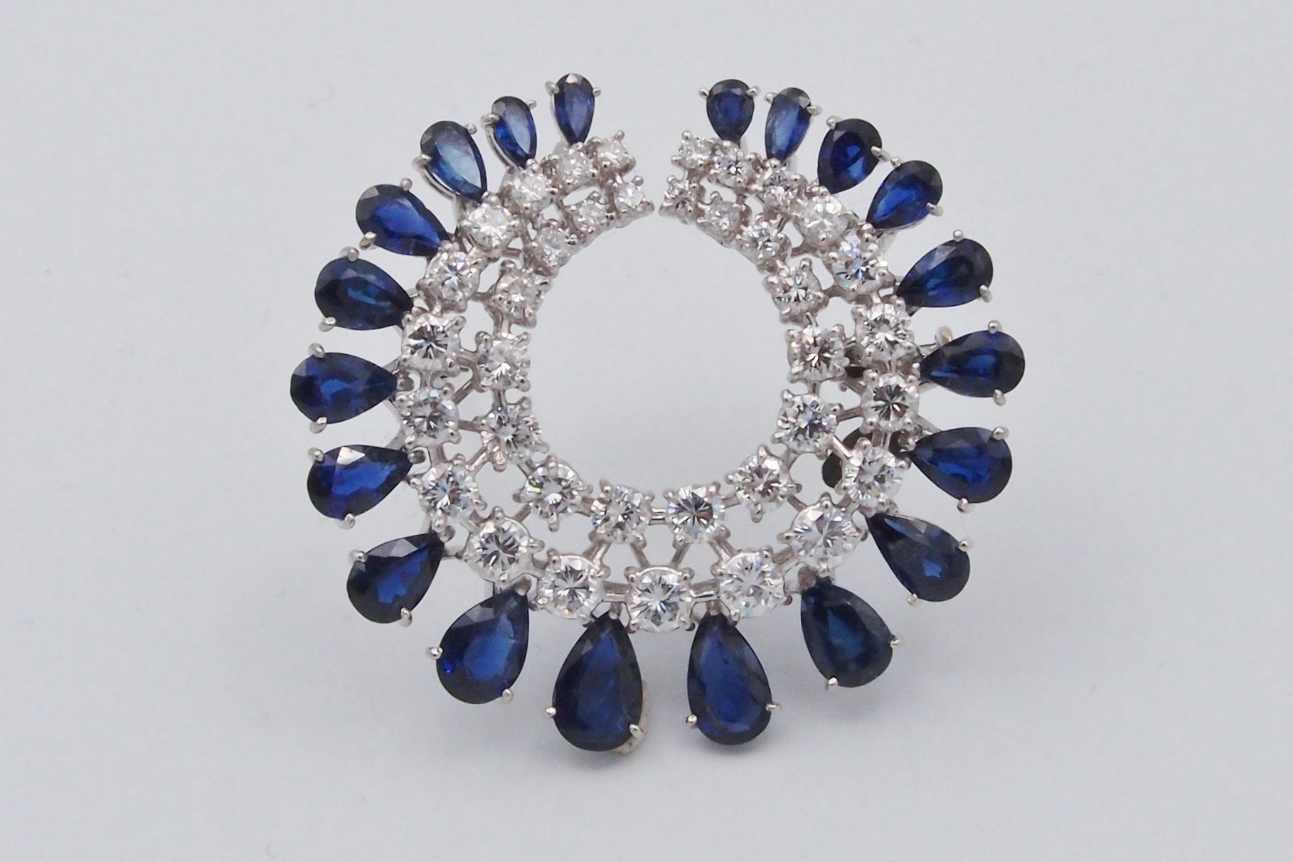 Broche joaillerie ” Rosace” Platine Saphirs et diamants , vers 1960