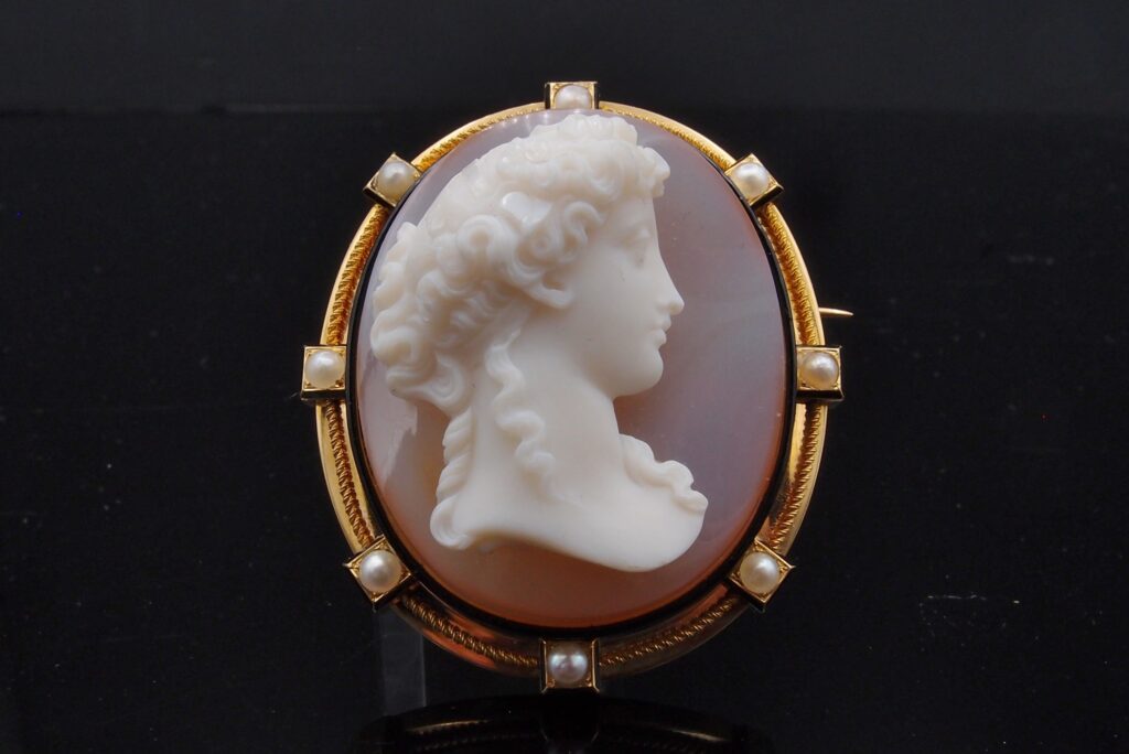 Broche “Camée” 19 ème , Calcédoine , or 18 cts , perles fines et émail