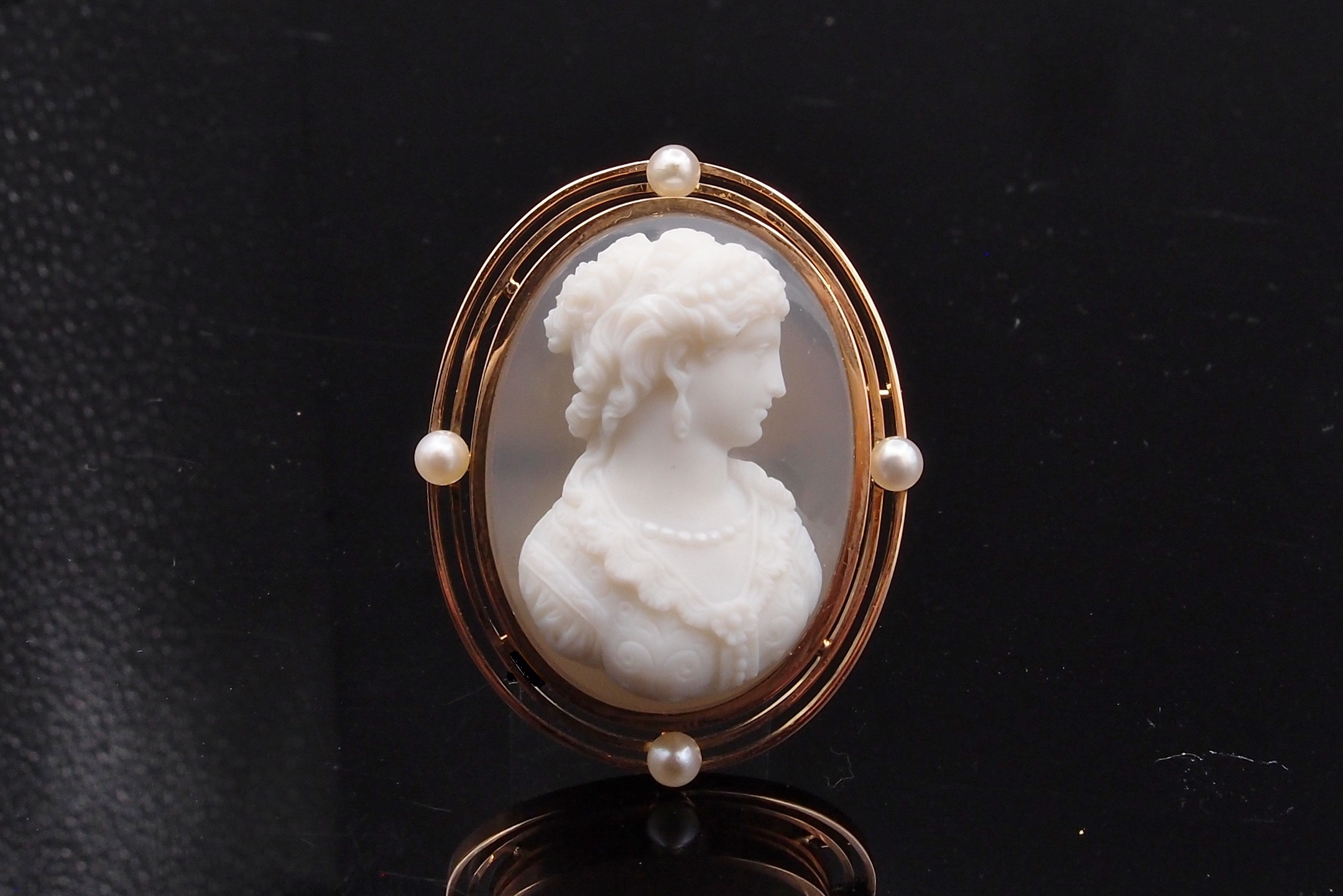 Broche “Camée” 19 ème , Calcédoine , or 18 cts , perles fines