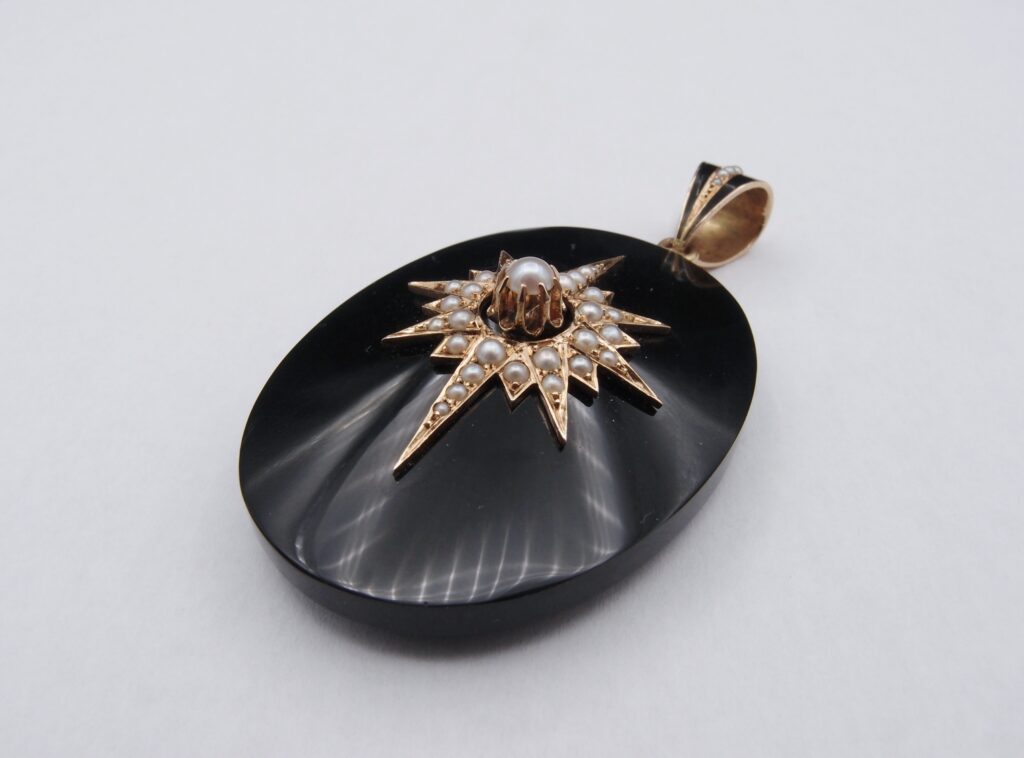 Pendentif Napoleon III onyx Or 18 carats et perles fines
