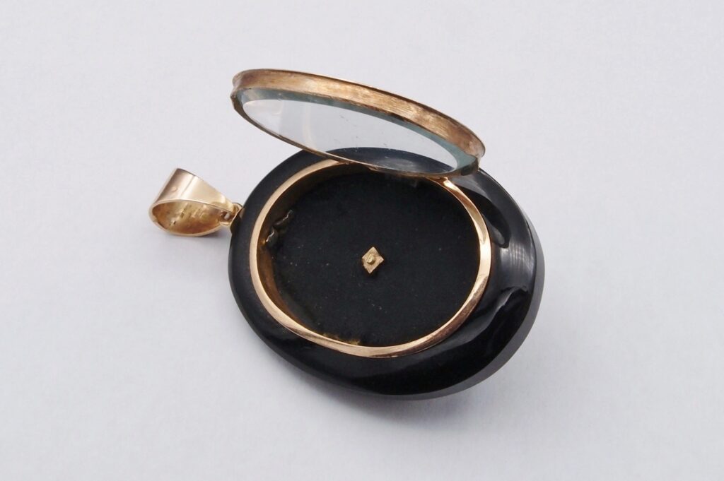 Pendentif Napoleon III onyx Or 18 carats et perles fines