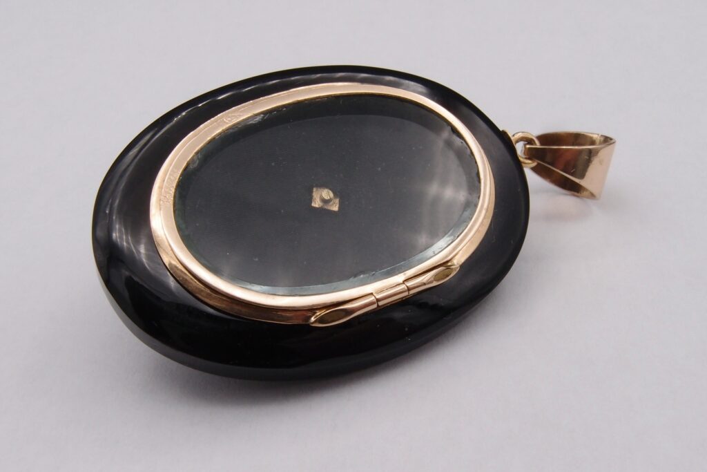 Pendentif Napoleon III onyx Or 18 carats et perles fines