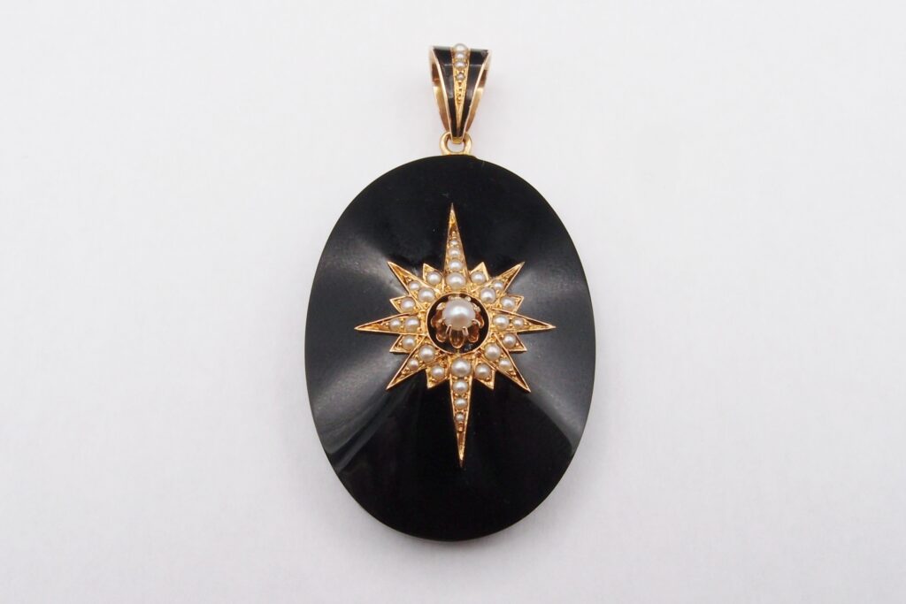Pendentif Napoleon III onyx Or 18 carats et perles fines