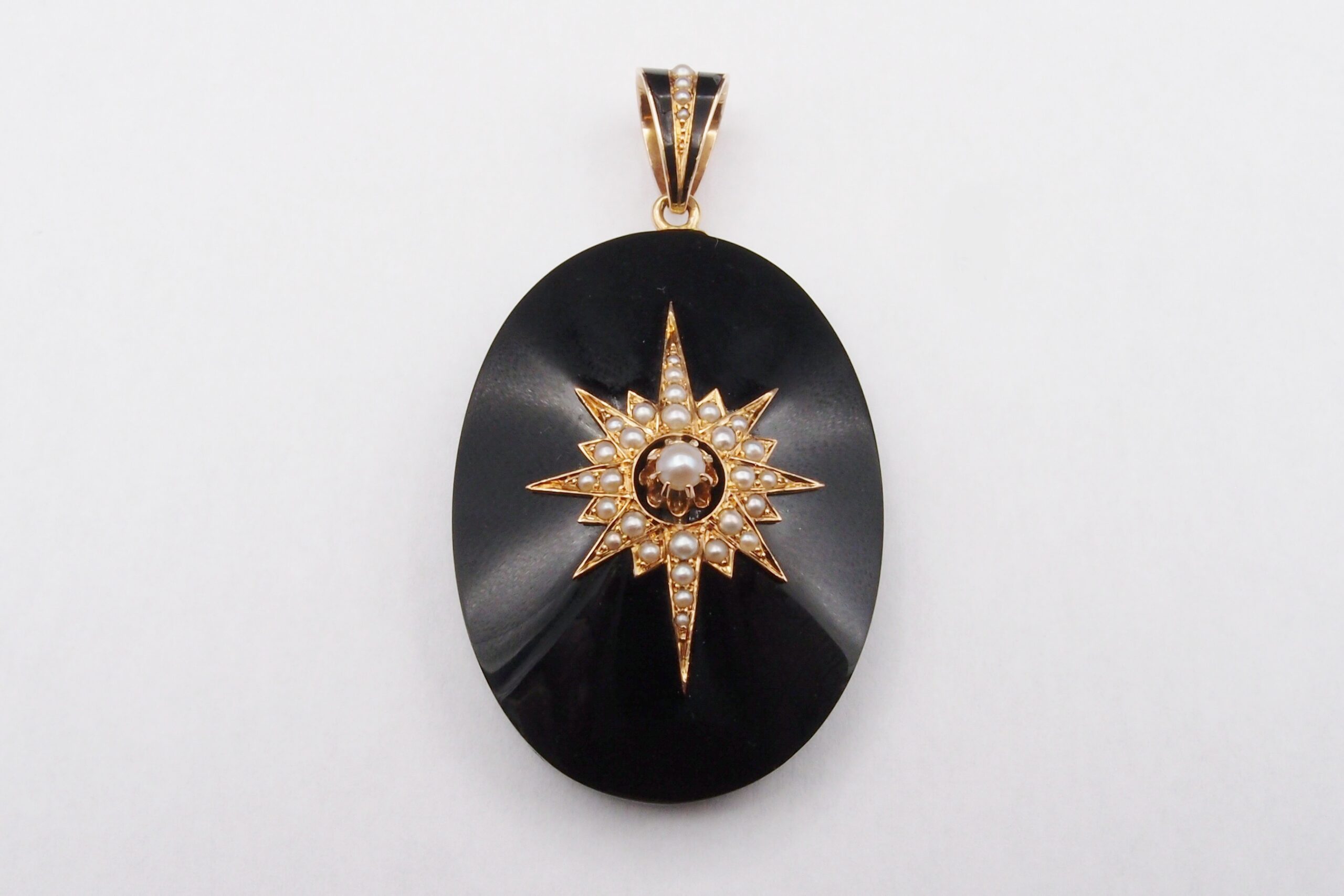 Pendentif ouvrant Napoleon III ; Onyx ,or jaune 18 cts et perles fines