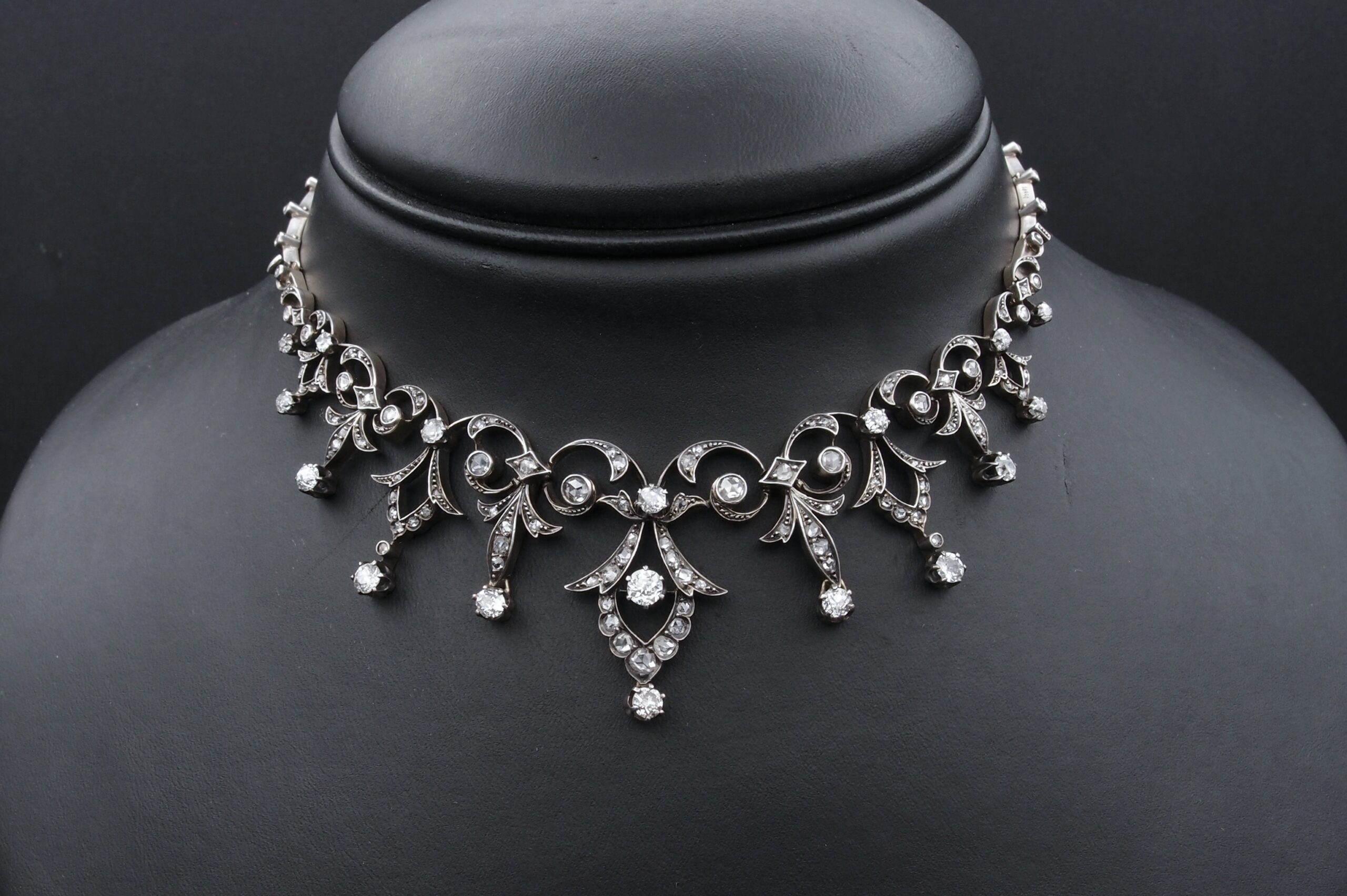 Collier diamants 19 ème or jaune 18 carats et argent .