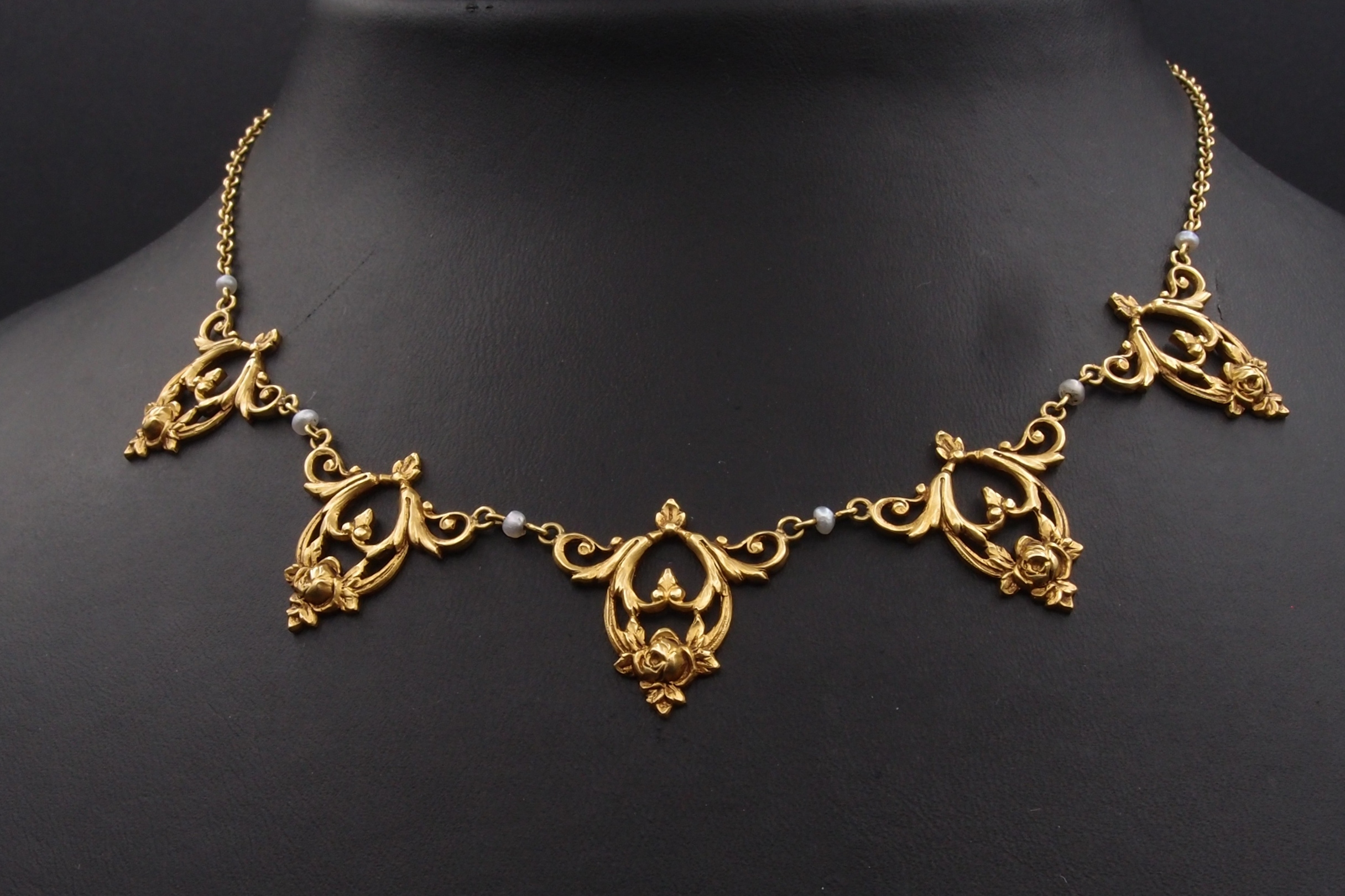 Collier draperie 1900 or jaune 18 carats et perles fines .