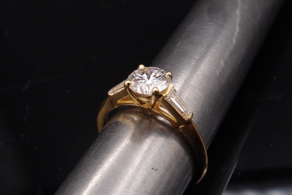 Solitaire Boucheron or jaune Diamant 0.90 ct E/VS1 certificat et tapers