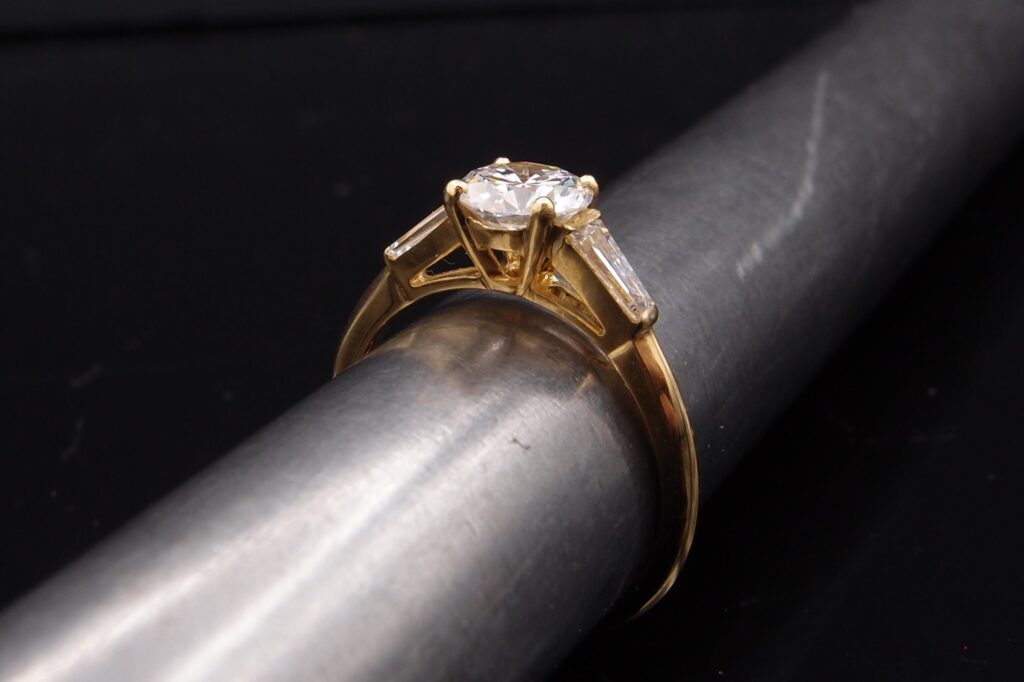 Solitaire Boucheron or jaune Diamant 0.90 ct E/VS1 et tapers