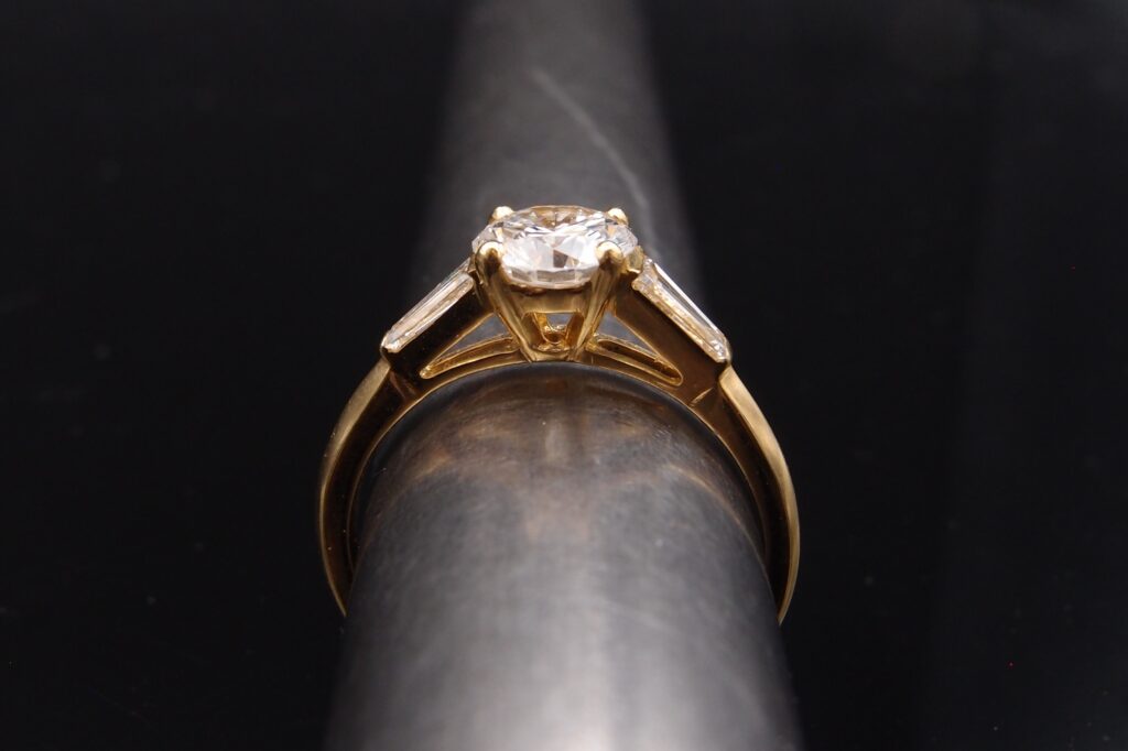 Solitaire Boucheron or jaune Diamant 0.90 ct E/VS1 et tapers