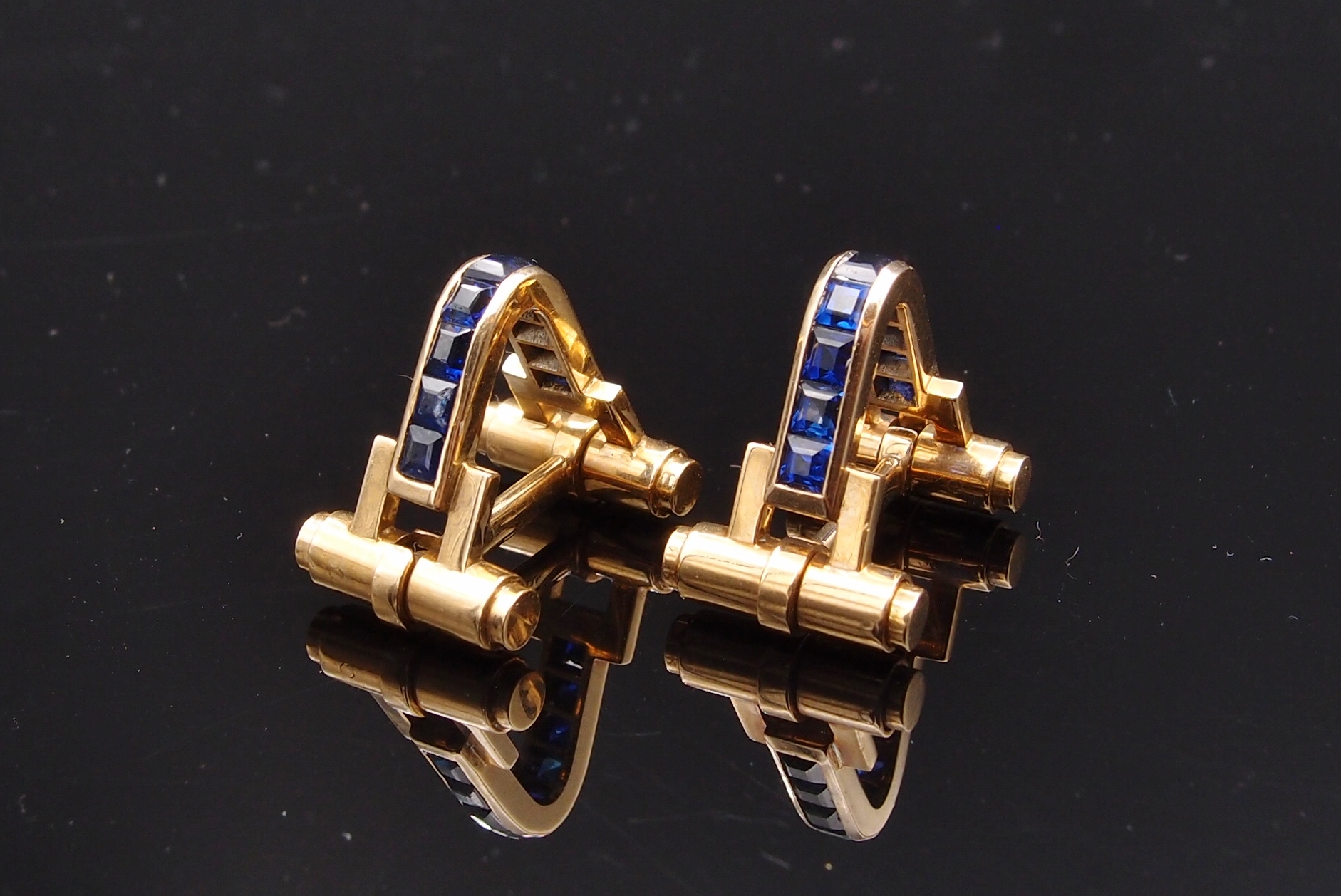 Boutons de manchettes joaillerie en or jaune18 carats et saphirs calibrés.