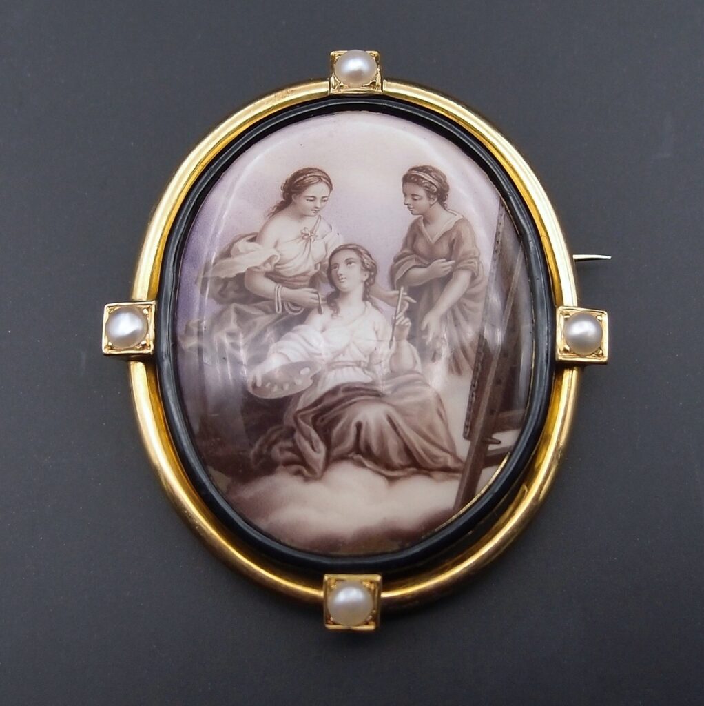Broche Miniature 19 ème ” Allegorie de la Peinture ” sur porcelaine émaillée , Or 18 carats émail noir et perles fines .