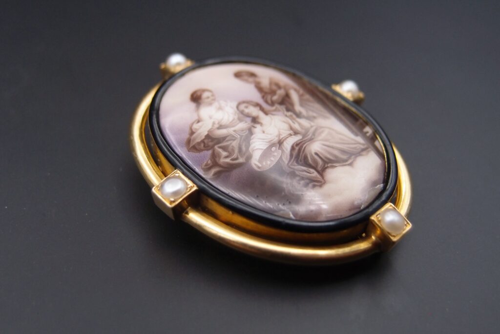 Broche miniature 19 eme allégorie de la peinture or 18 carats porcelaine émaillée et demi perles fines