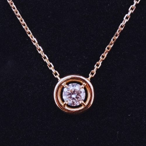 Pendentif en diamant sur fond noir