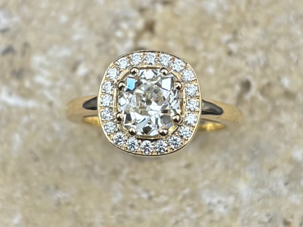 BAGUE DE FIANÇAILLES DIAMANT COUSSIN ET ENTOURAGE DIAMANTS – OR JAUNE 18 CARATS