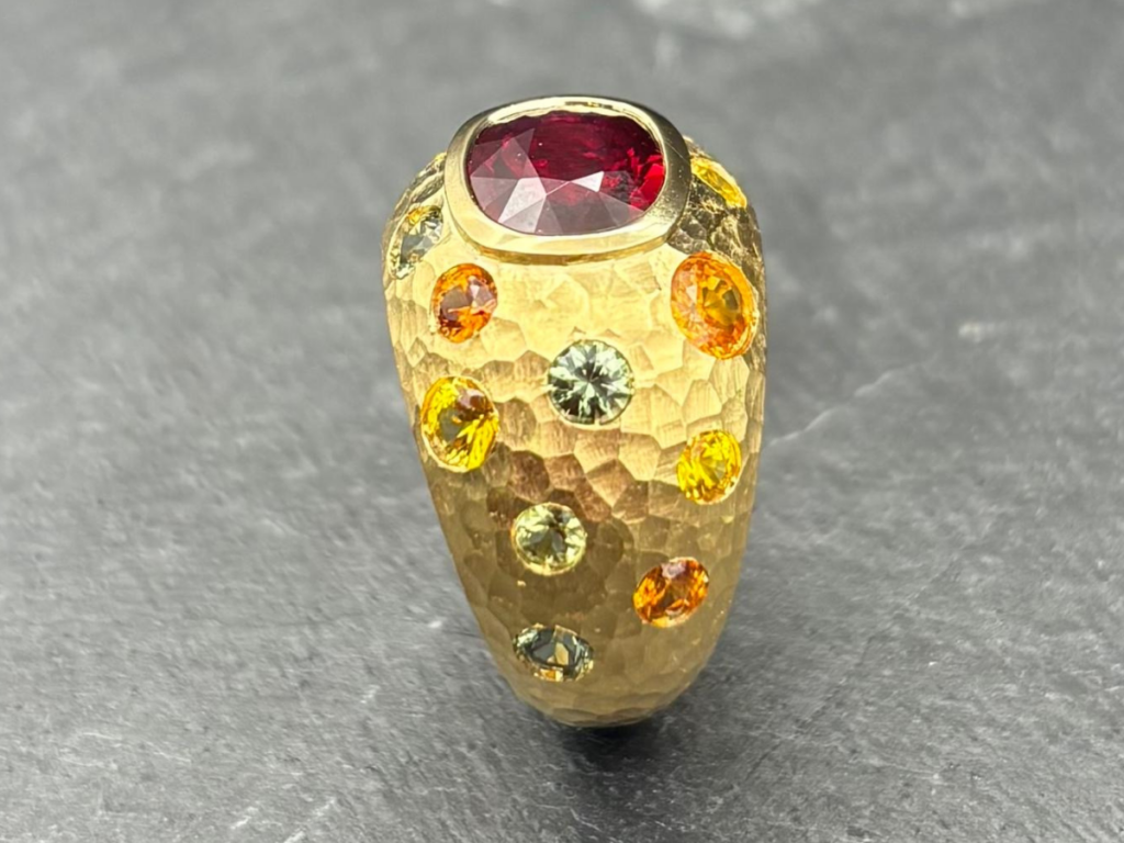 bague boule martele or jaune saphirs et rubis