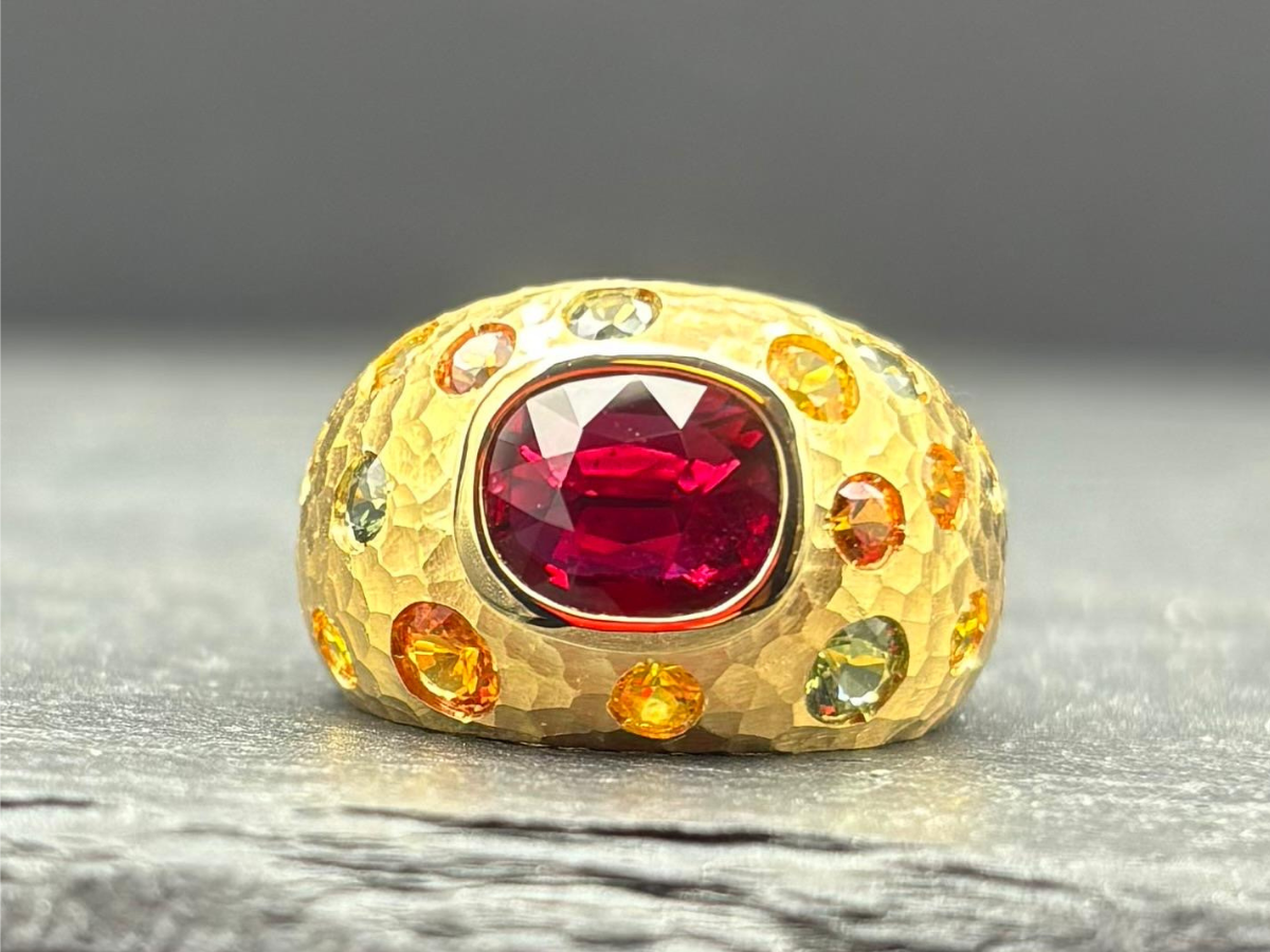 BAGUE BOULE EN OR JAUNE 18 CARATS MARTELÉ, RUBIS NATUREL ET SAPHIRS MULTICOLORES