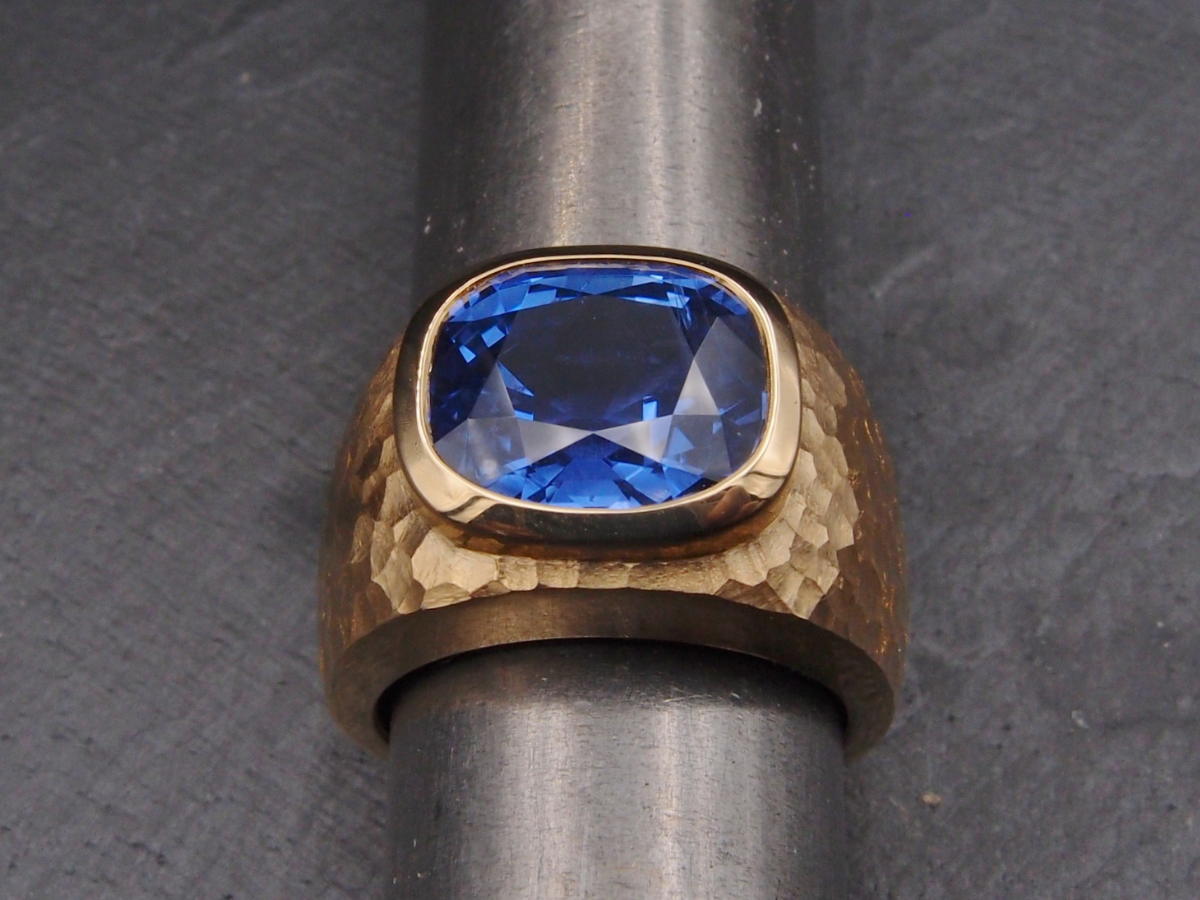 BAGUE BOULE EN OR JAUNE 18 CARATS MARTELÉ ET SAPHIR BLEU NON CHAUFFÉ