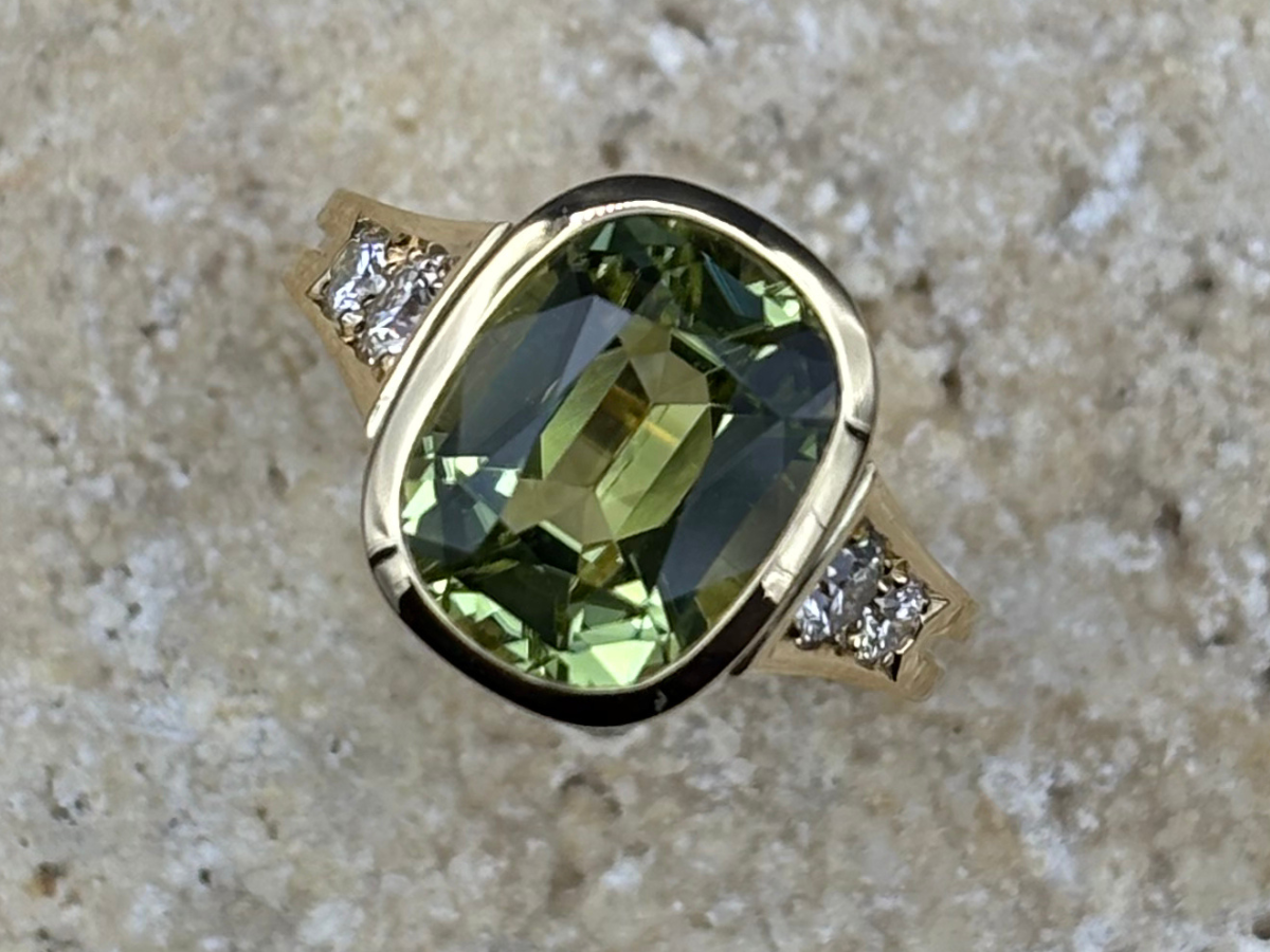 BAGUE TOURMALINE VERTE 5 CARATS & DIAMANTS EN OR JAUNE 18 CARATS – VAN HOYE PARIS