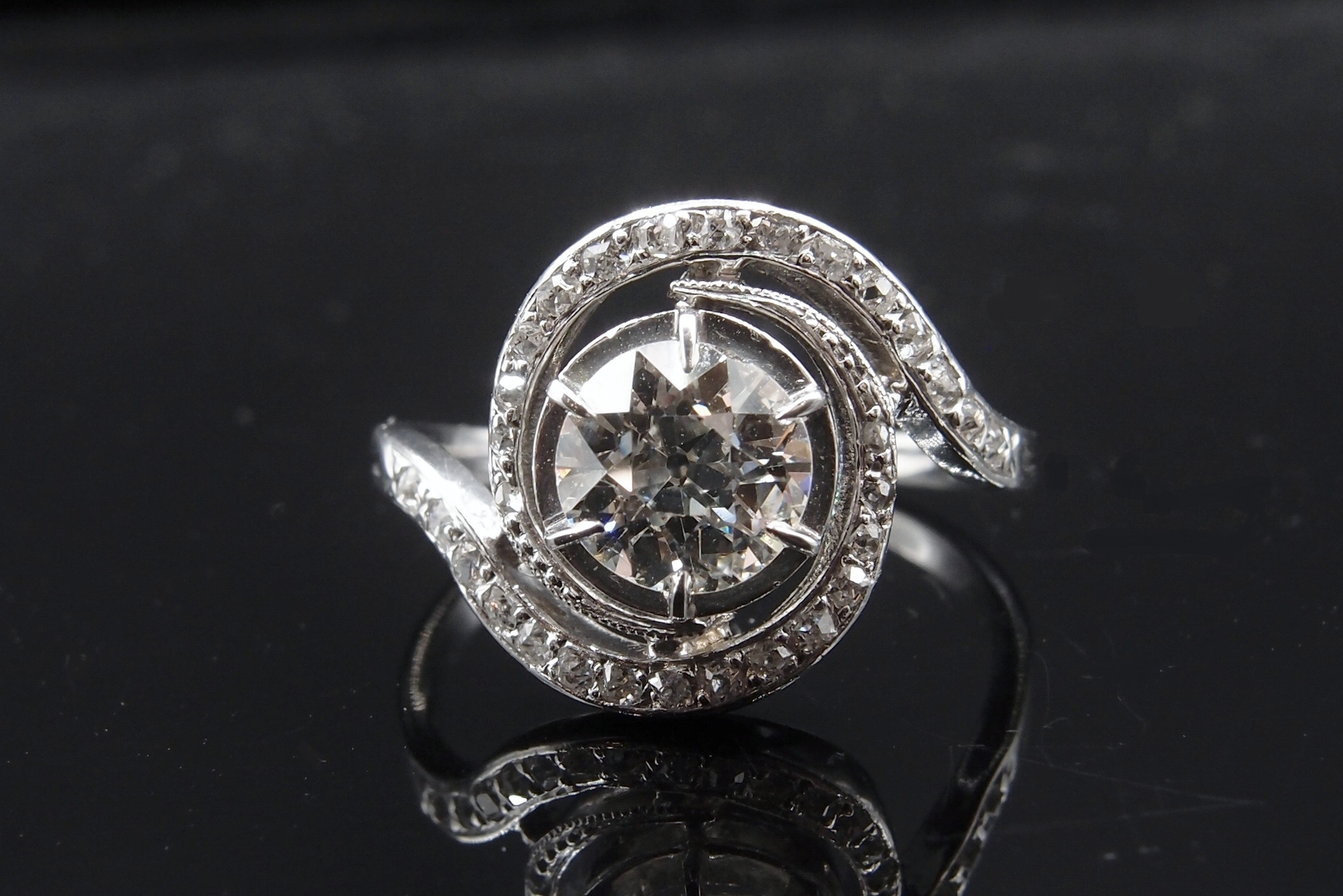 Bague tourbillon platine diamant 1.07 ct