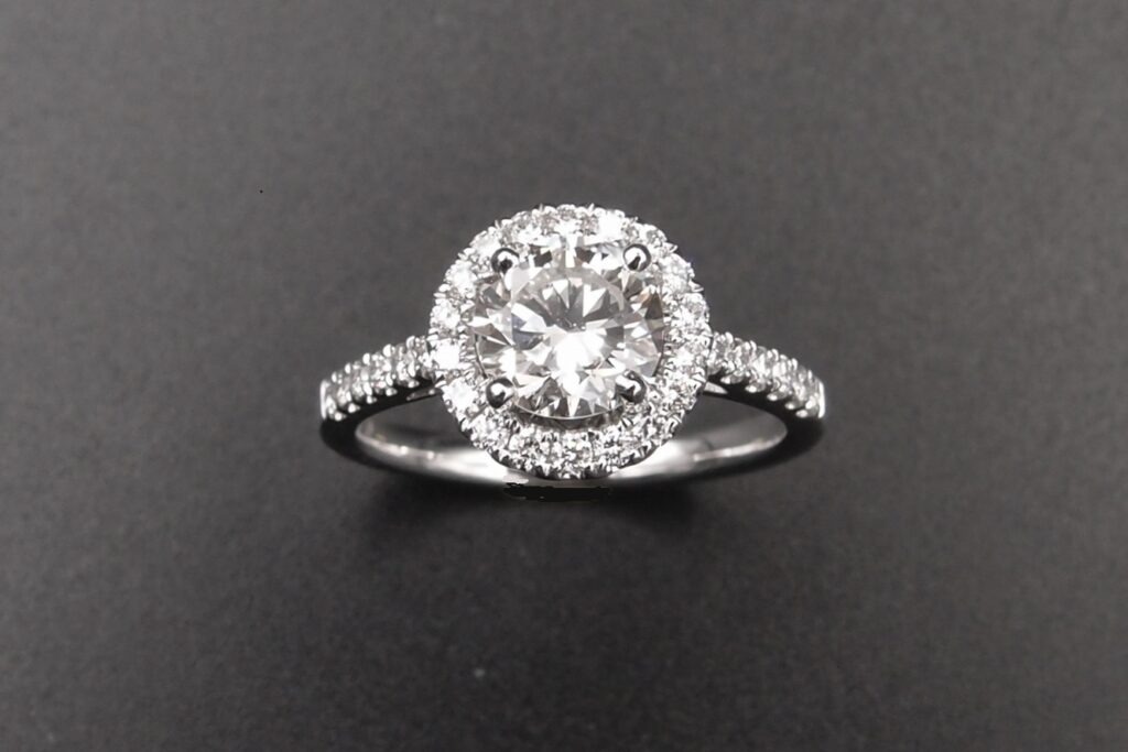 Bague entourage diamants , Centre 1.11 ct I/VS2