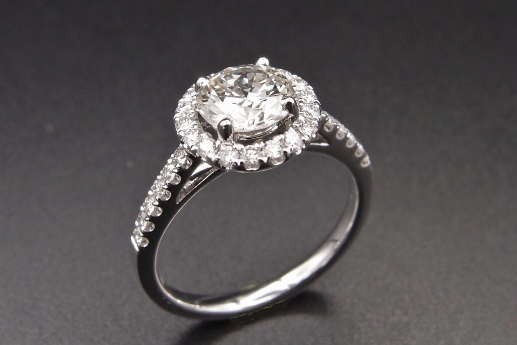 Bague entourage diamants , Centre 1.11 ct I/VS2