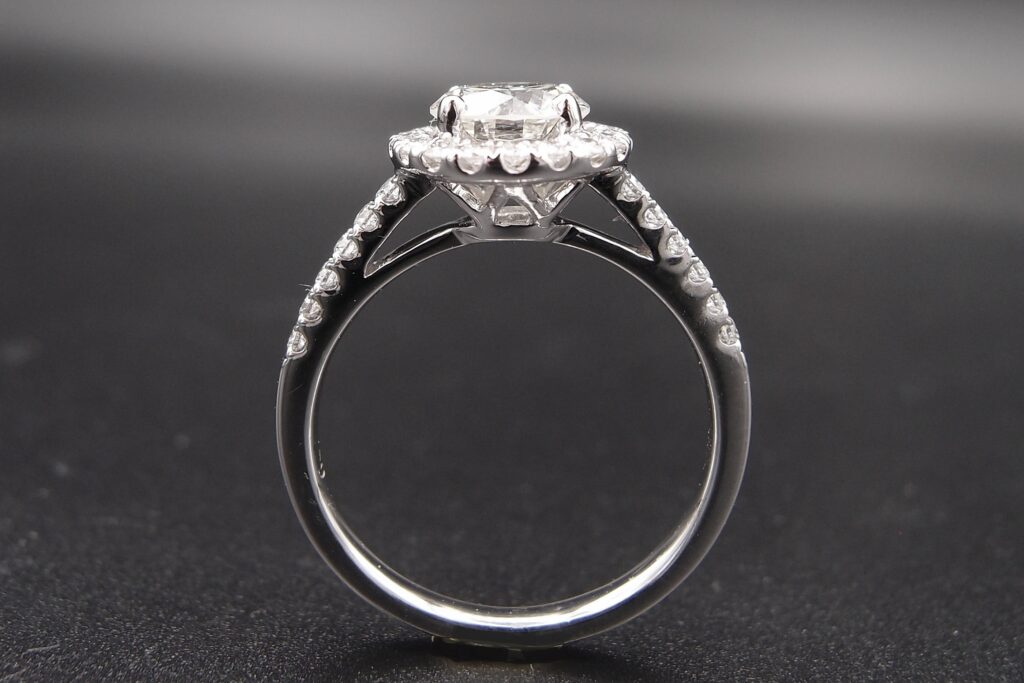 Bague entourage diamants , Centre 1.11 ct I/VS2