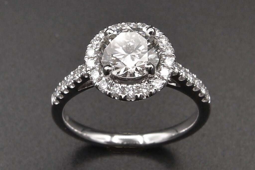 Bague ronde or gris entourage diamants , Centre 1.11 ct I/VS2