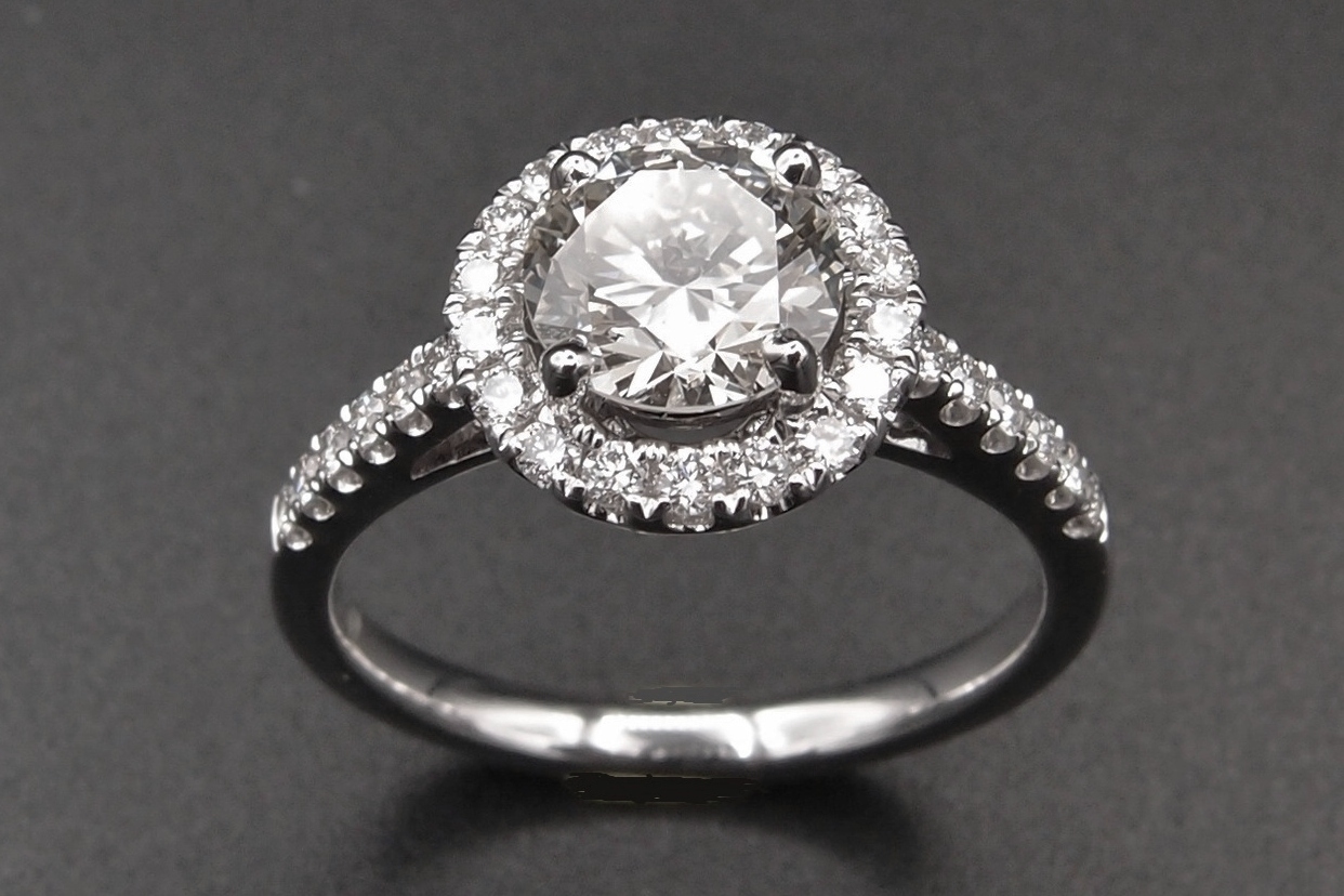 BAGUE RONDE ENTOURAGE DIAMANT CENTRE 1.11CT ET DIAMANTS ENTOURAGE 0.30 CT