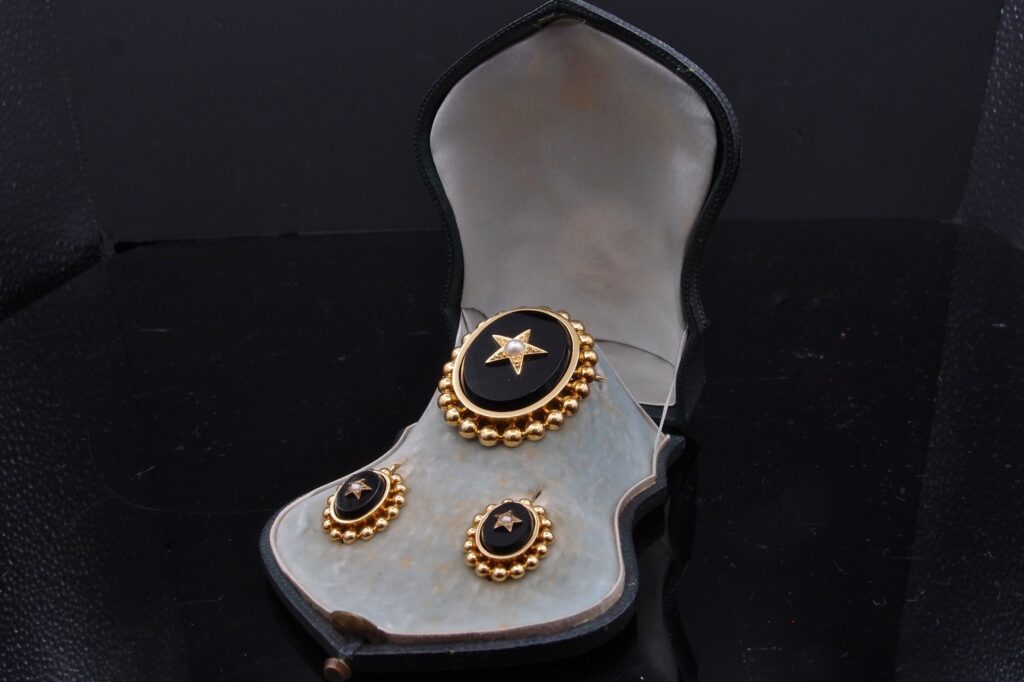 Broche et Boucles d’oreilles Napoleon III or onyx et perles fines