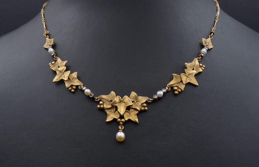Collier Art Nouveau "Feuilles de lierre" or jaune , platine diamants et perles fines