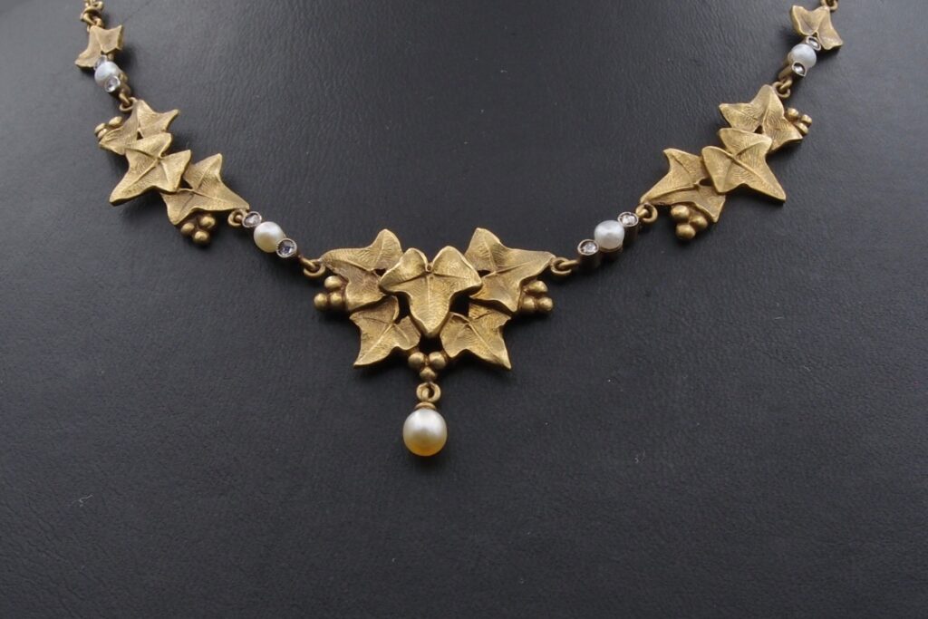 Collier Art Nouveau "Feuilles de lierre" or jaune , platine diamants et perles fines