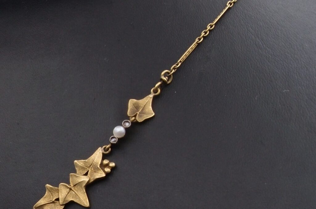 Collier Art Nouveau "Feuilles de lierre" or jaune , platine diamants et perles fines