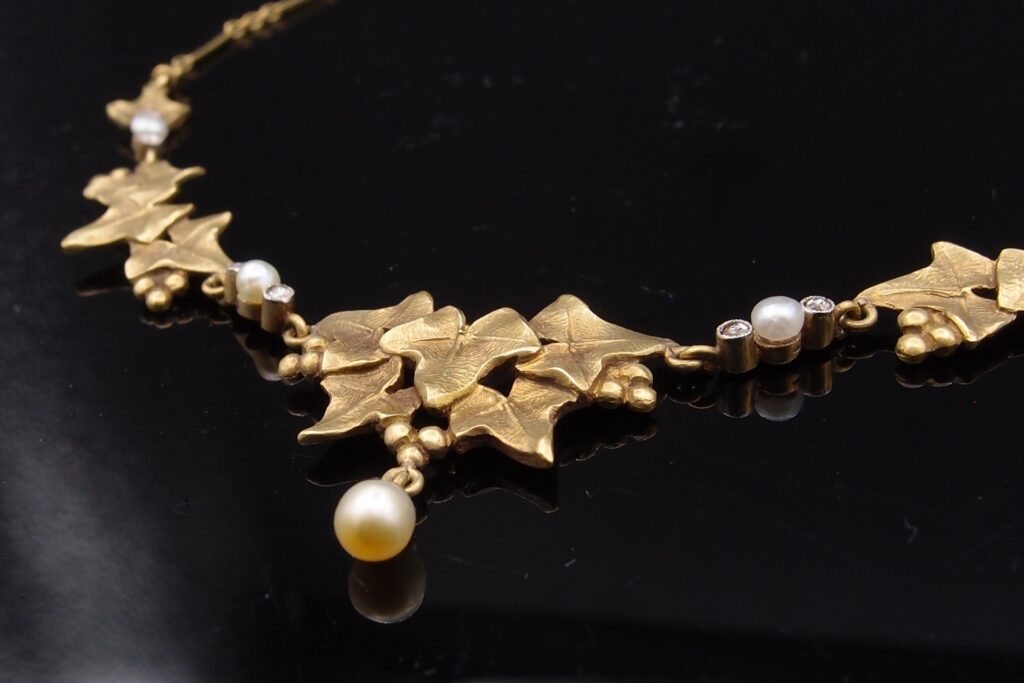 Collier Art Nouveau "Feuilles de lierre" or jaune , platine diamants et perles fines