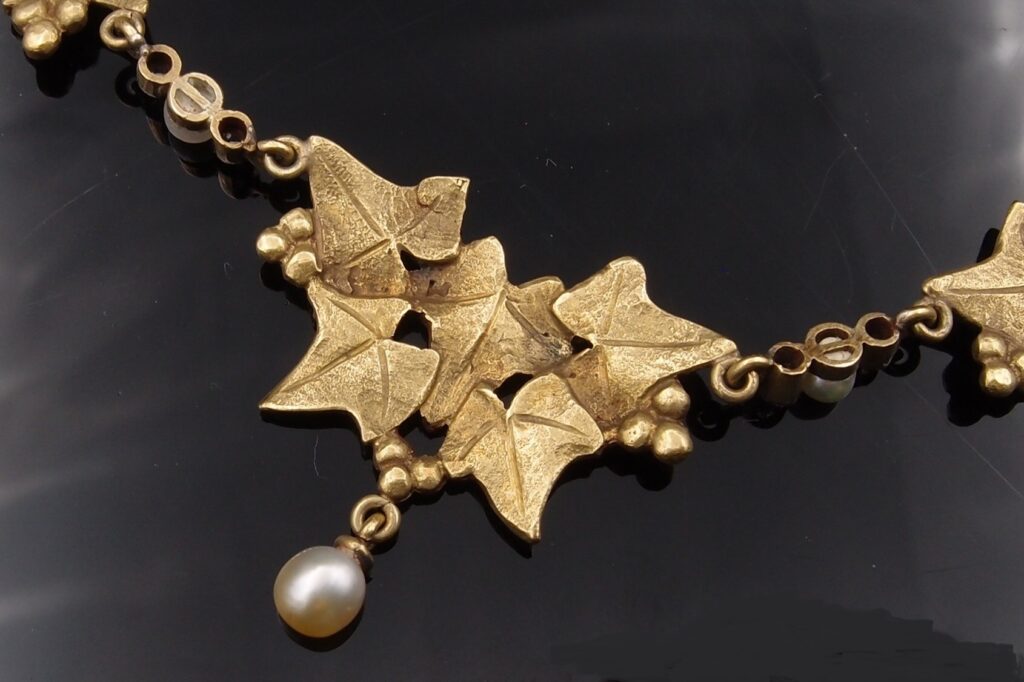Collier Art Nouveau "Feuilles de lierre" or jaune , platine diamants et perles fines
