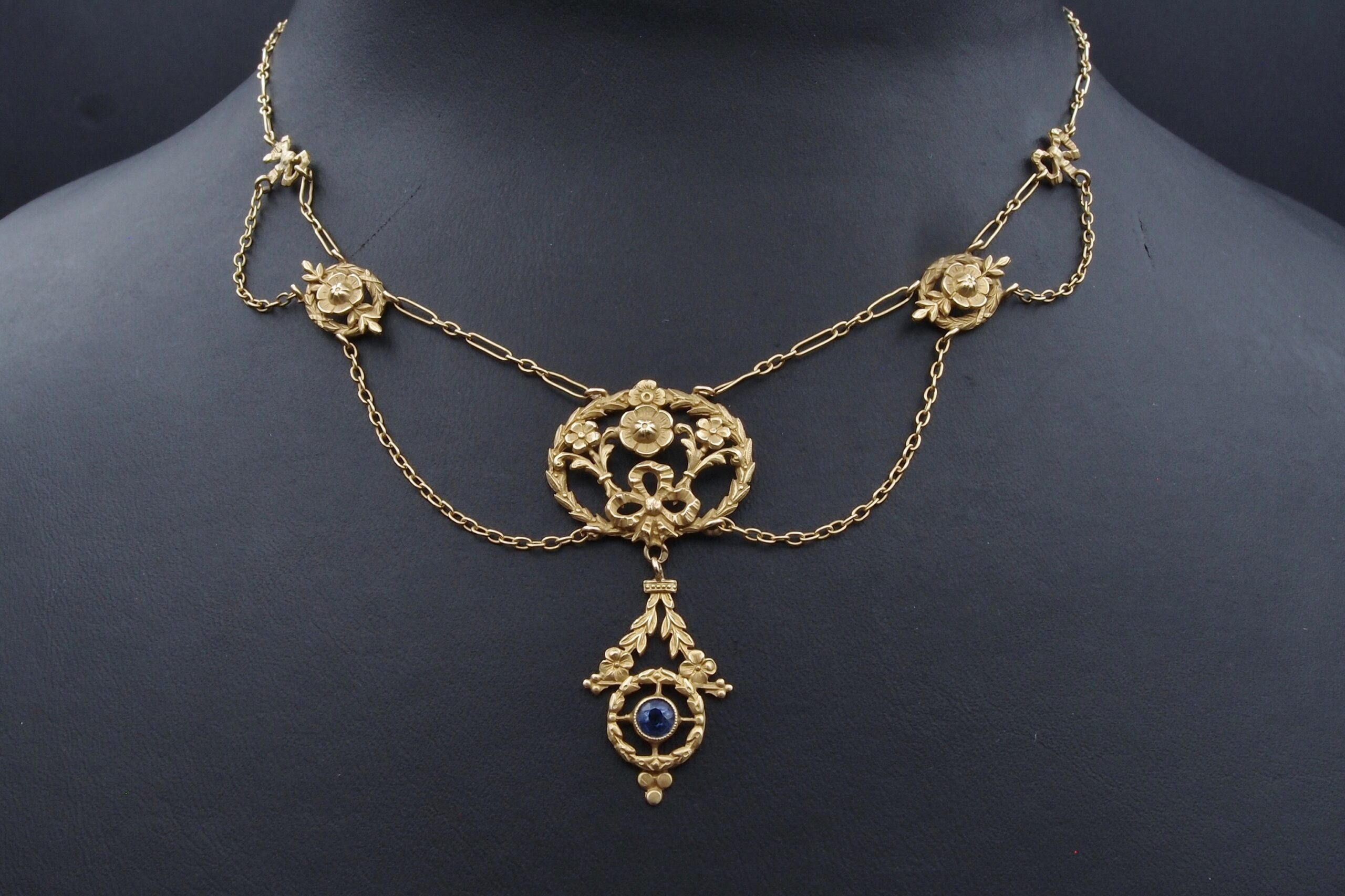 Collier draperie 1900 or jaune 18 carats et saphir .