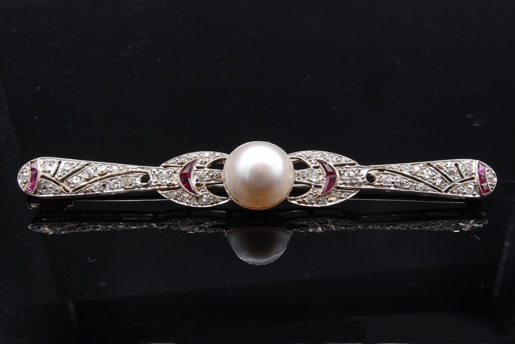 broche barrette perle mabé , rubis calibrés , diamants , vers 1920