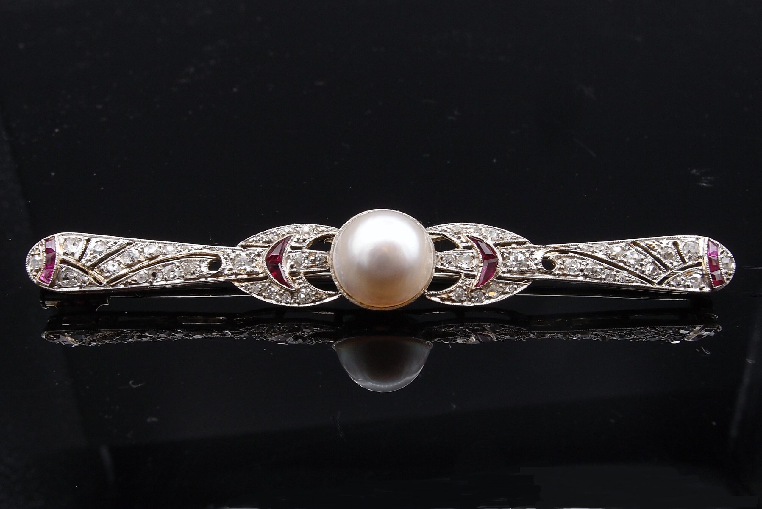 Broche “Barrette” perle Mabé , rubis , diamants, vers1920.
