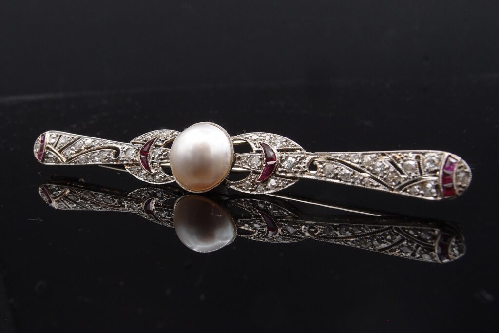 broche barrette perle mabé , rubis calibrés , diamants , vers 1920