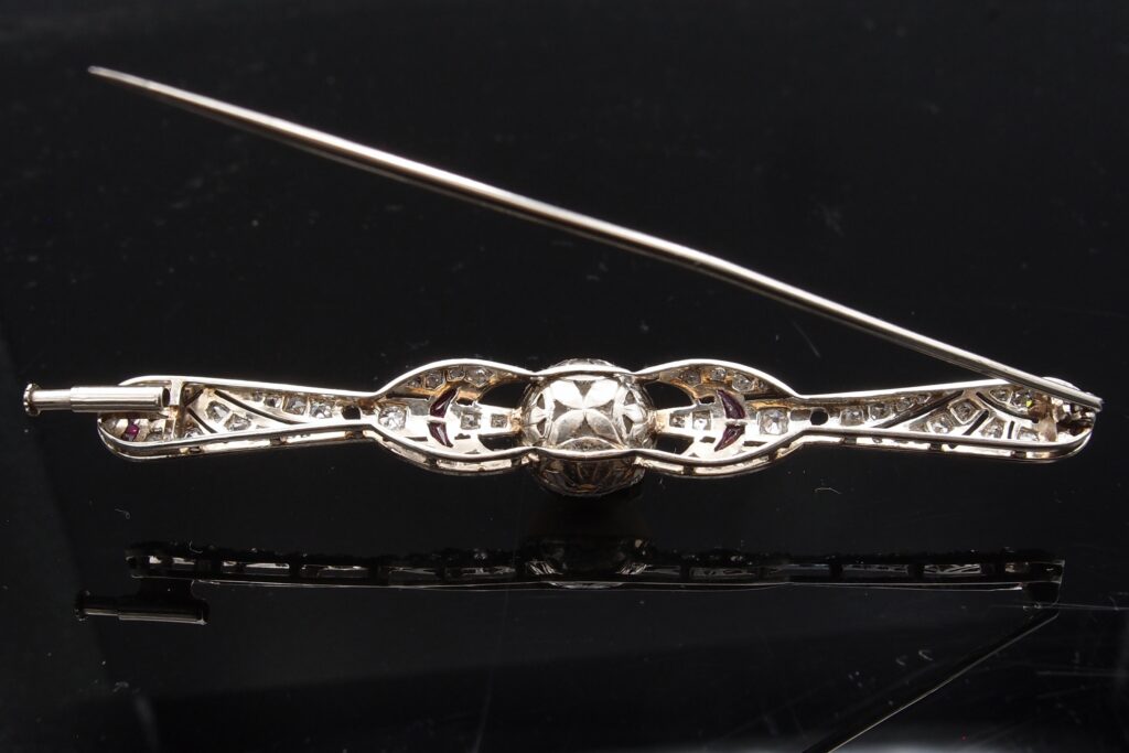 broche barrette perle mabé , rubis calibrés , diamants , vers 1920