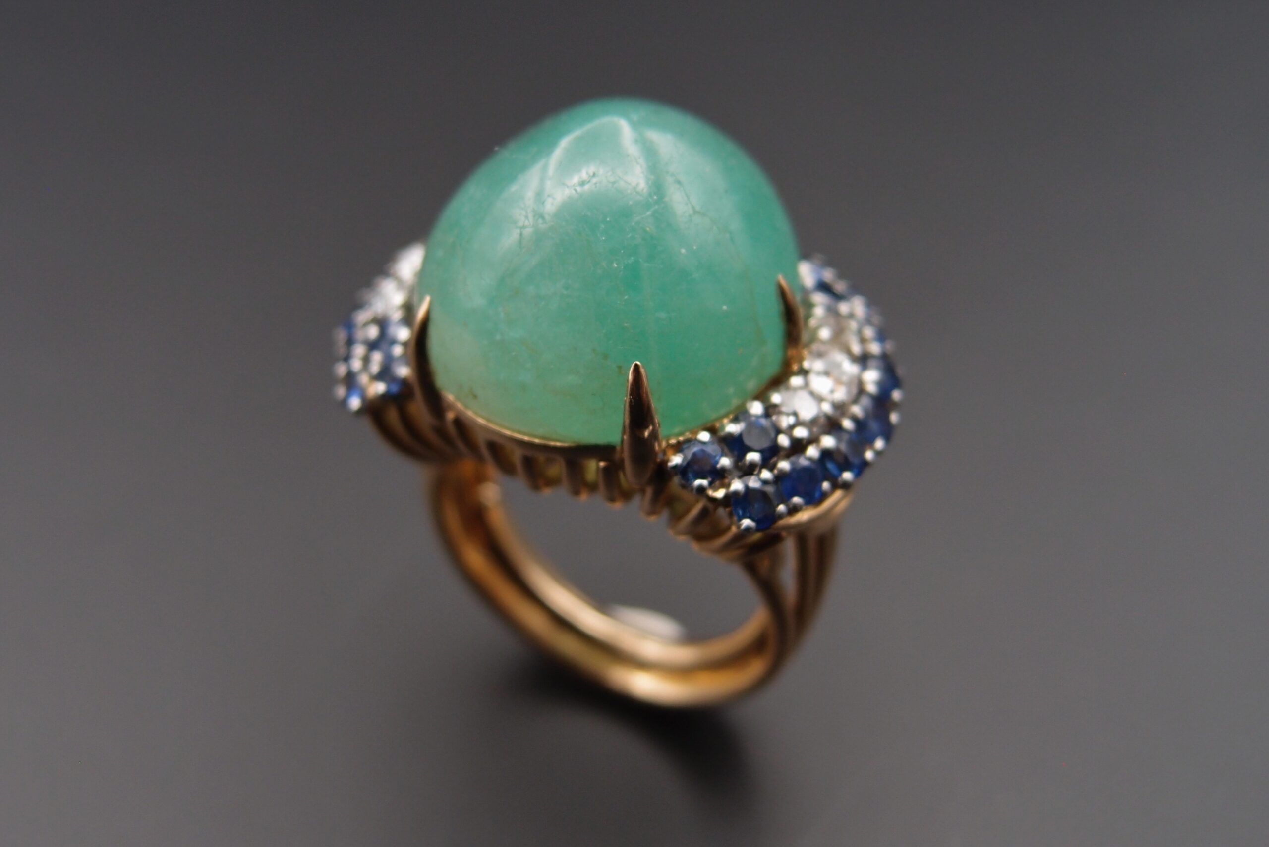 Bague “Cocktail” Emeraude cabochon 23 carats , saphirs et diamants , vers 1950