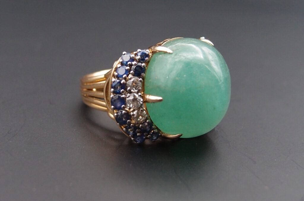 Bague "Cocktail" Emeraude cabochon saphirs et diamants vers 1950