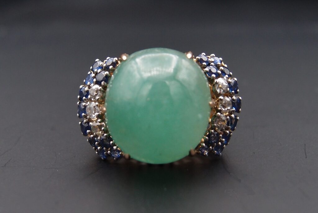 Bague "Cocktail" Emeraude cabochon saphirs et diamants vers 1950