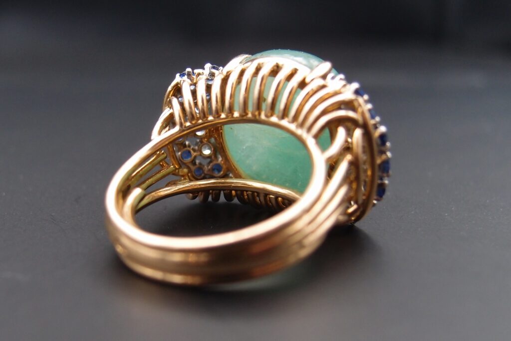 Bague "Cocktail" Emeraude cabochon saphirs et diamants vers 1950