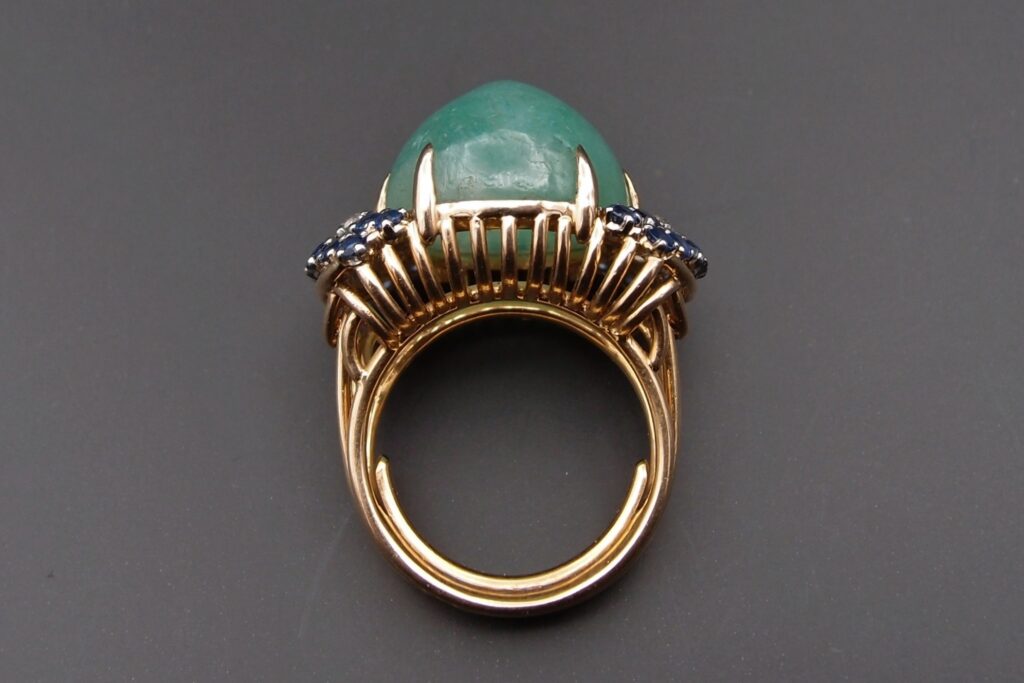 Bague "Cocktail" Emeraude cabochon saphirs et diamants vers 1950