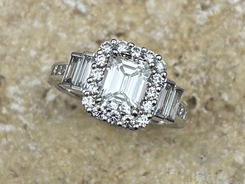 BAGUE DE FIANÇAILLES EN OR BLANC 18 CARATS – DIAMANT RECTANGULAIRE ET ENTOURAGE DE DIAMANTS