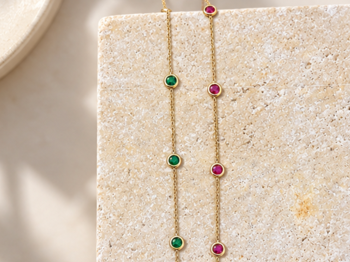 BRACELETS EN OR JAUNE 18 CARATS ET SAPHIRS ROSES ET VERTS
